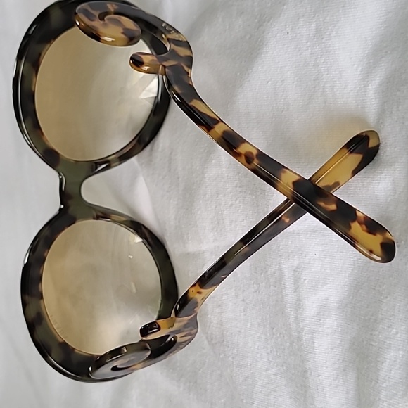 Leopard Print Prada Sunglasses are exquisite to taste! Very classy and stylish. - Picture 11 of 13
